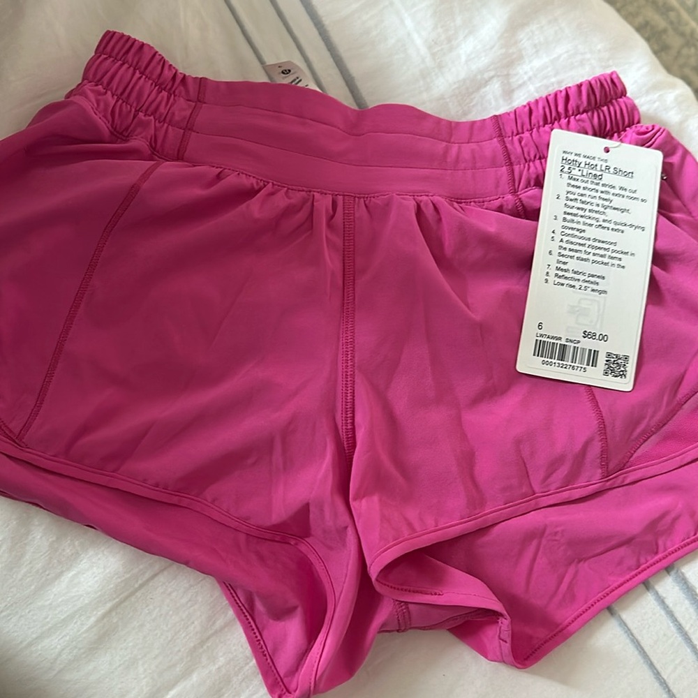 Lululemon NWT Pink Hotty Hot LR Short 2.5” Lined - size 6
